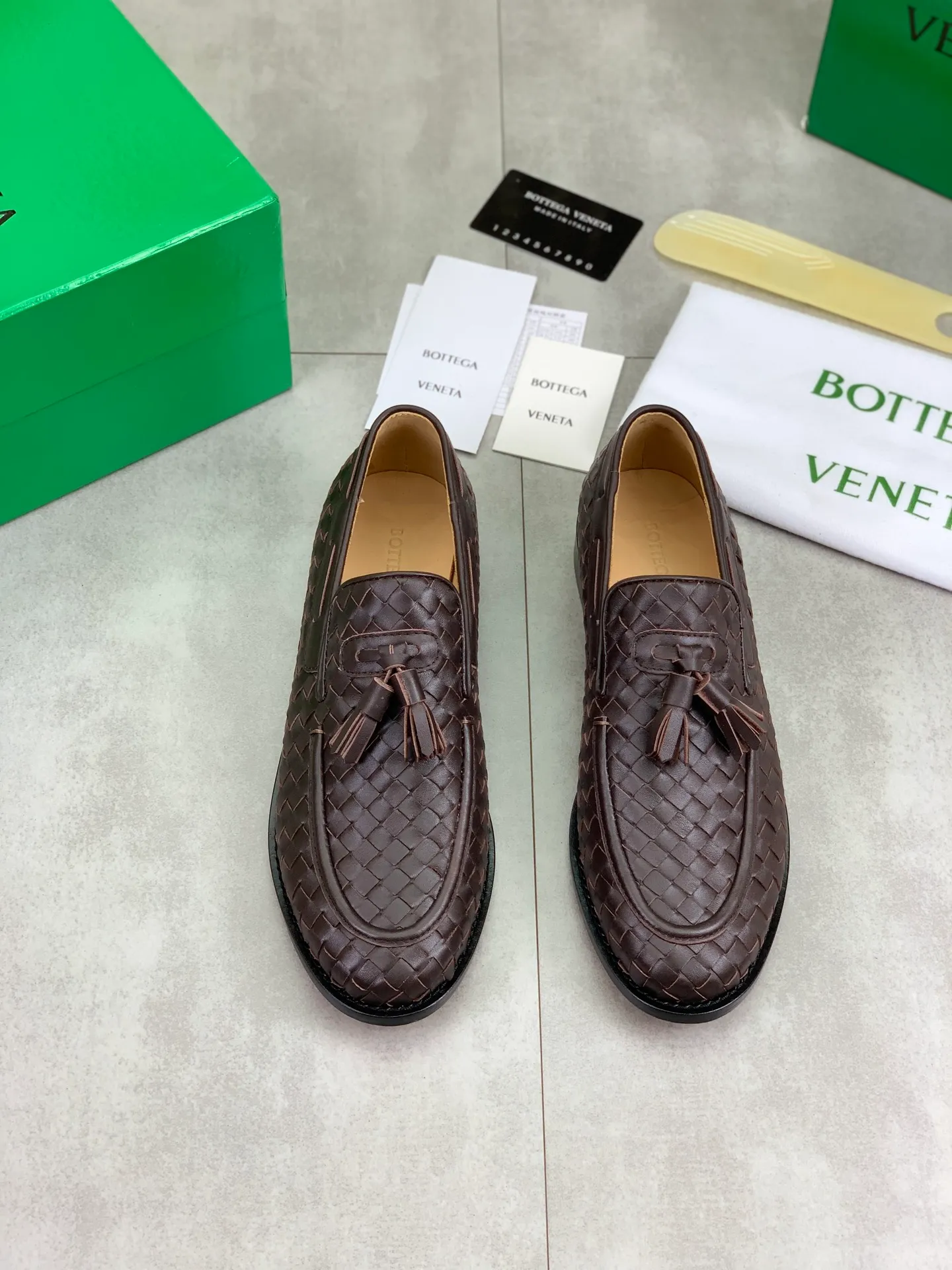 Factory price P860💰Top quality (genuine leather outsole series)💎💎💎 BOTTEGA VENETA official website synchronizes the latest model, top version of the highest version of BV business leather shoes in the market, accept material comparison, shoe type comparison, process comparison, practical and textured, versatile and suitable for any occasion, the more you look at it, the more flavorful it becomes. Pure hand-woven craftsmanship - upper material, imported original hand-woven calfskin - high-quality water-dyed cowhide inside - original private model customized handmade leather outsole -Size: female 35-39 (34 40 customized) male 39-44 (38 45 customized) Comes with original BV green box, complete packaging.